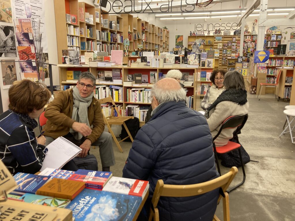 Un Caf'Contes dans une librairie parisienne.