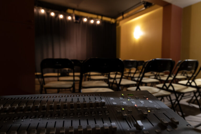 La salle de La Vagabonde, avec la console en premier plan.